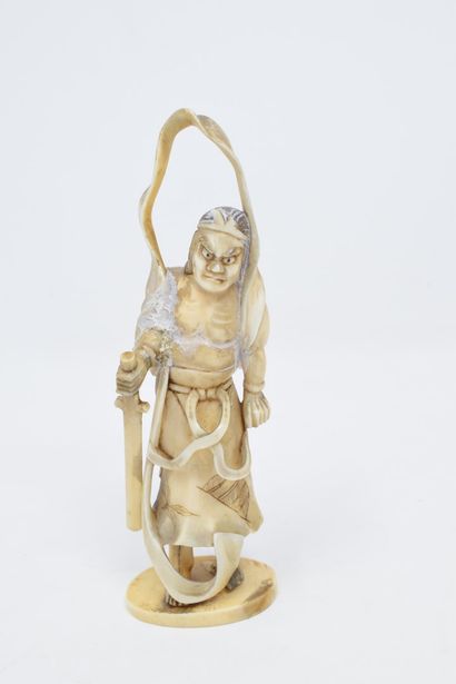 null JAPON - XXème siècle

Okimino en ivoire représentant un homme à l'épée 

Accidents,...