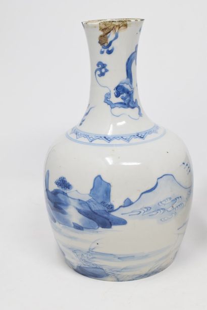 null CHINA, 20th century

Lot composed of a bowl, a teapot and a bottle in porcelain...