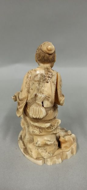 null JAPAN, MEIJI period (1868 - 1912),

Ivory okimono representing a seated sage...