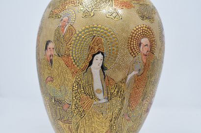 null JAPAN, Satzuma, Early 20th century

A Satzuma stoneware baluster vase decorated...