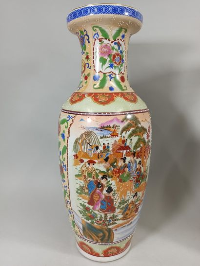 null CHINA 20th century

Pair of porcelain vases decorated with characters of flowers...