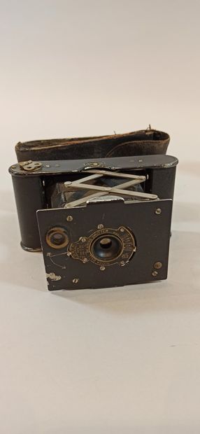 null Lot de deux appareils photographiques:

- 1 Vest Pocket Autographic Kodak n°A-127

-...