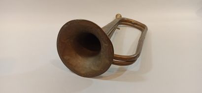 null Couesnon & Cie brass bugle in Paris dated (19)11. 

Length: 59 cm

Shock and...