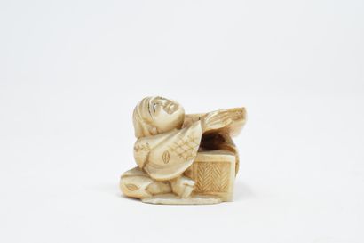 null JAPAN - 20th century

Carved ivory netsuke of a man with a basket of laundry...