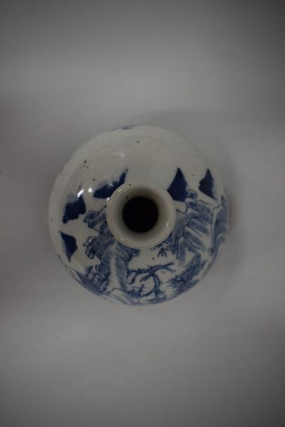 null CHINA - Early 20th century

A blue and white porcelain brush in the shape of...