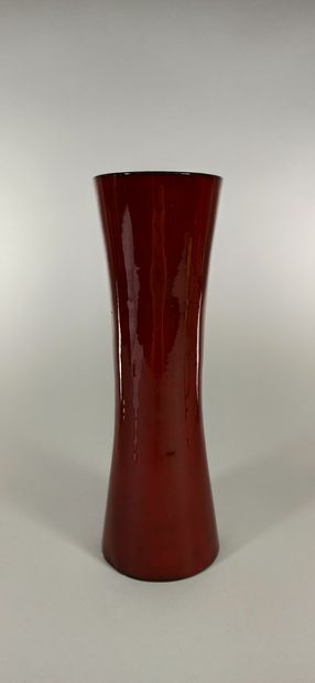 null PALISSY GALLERY 



Maroon vase with white/grey abstract decoration. White clay....