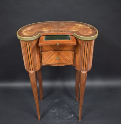 null Veneered kidney-shaped table with 2 drawers and a shelf lined with green leather.

H.:...