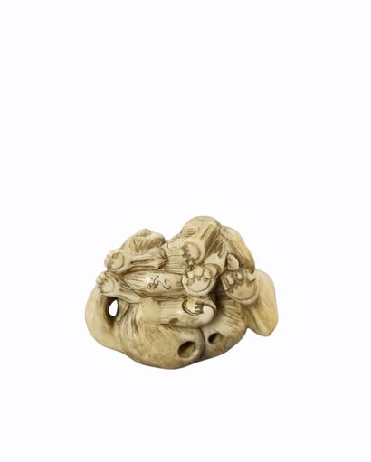 null JAPAN - 20th century

Okimono in the style of netsuke in ivory, tigress lying...