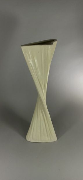 null CAPRON Roger (1922 - 2006)

White helicoidal vase.

White clay, handwritten...