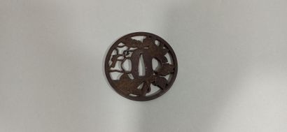 null JAPAN - EDO period (1603 - 1868)

Iron maru gata with openwork decoration of...