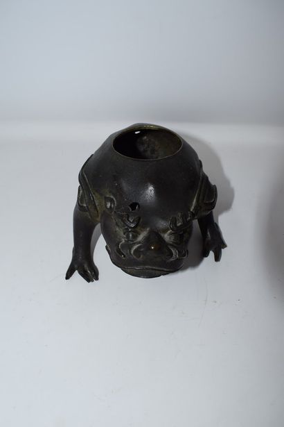 null CHINE- XIXe siècle

Groupe en bronze représentant un personnage sur un crapeau...