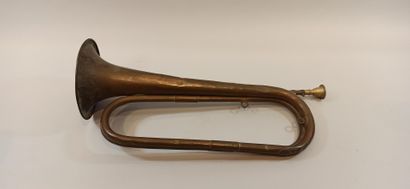 null Couesnon & Cie brass bugle in Paris dated (19)11. 

Length: 59 cm

Shock and...