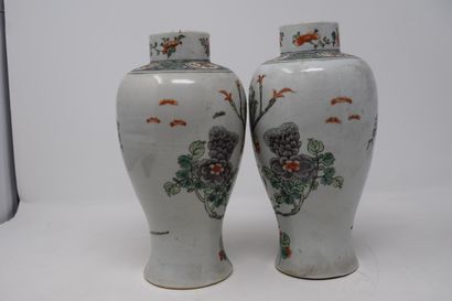 null CHINA - Late 19th century

A pair of enamelled porcelain vases in the green...