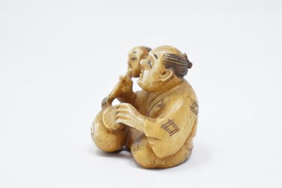 null JAPAN - 20th century

Ivory Netsuke man and child with brush and jar

H. 3 ...