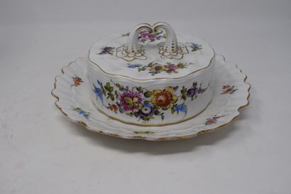 null HANDLE HOUSE FUNDS :



Porcelain butter dish, the server with scalloped rim,...