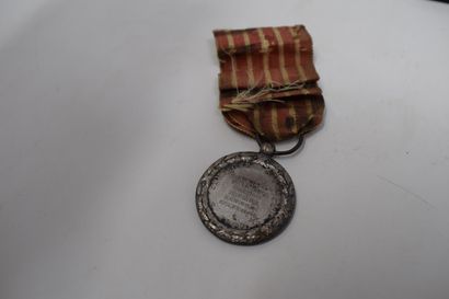 null Lot comprenant:

1) Médaille de chevalier de la Légion d'honneur. Epoque Présidence...