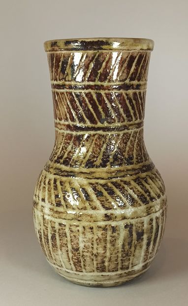 null 
PETTIT Olivier (1918-1979)




Vase en terre émaillée à décor de stries verticales...