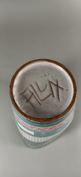null ALLIX Michel Allexandrov (1910 - ?)

Vase.

Vallauris clay, handwritten signature...