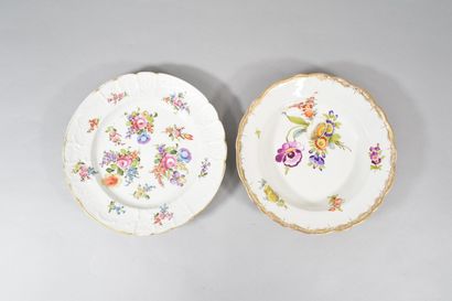 null MEISSEN

A soup plate and a dinner plate with flowers and gilding on the border...