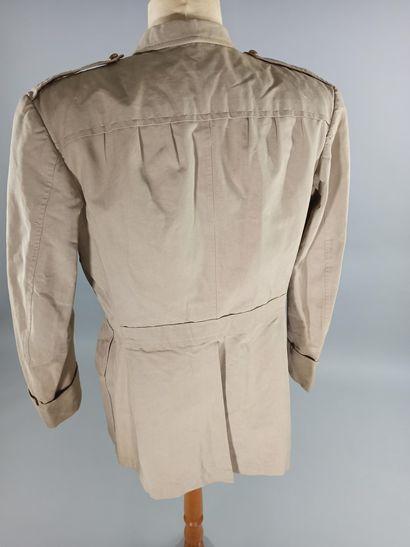 null French jacket in beige cotton with collar tabs of Saharan troops. 

60's. 

Missing...