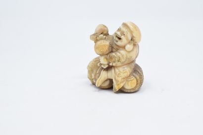 null JAPON - XXème siècle

Netsuke en ivoire sculpté d'un homme au maillet assis...