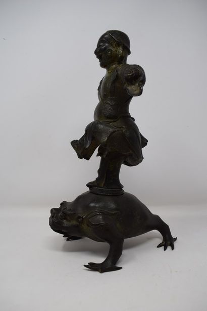 null CHINE- XIXe siècle

Groupe en bronze représentant un personnage sur un crapeau...
