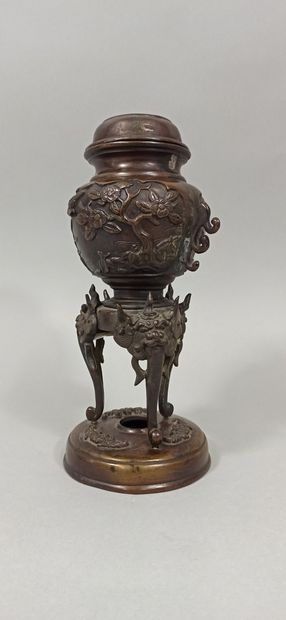 null JAPAN - MEIJI period (1868 - 1912)

A brown patina bronze incense burner, decorated...
