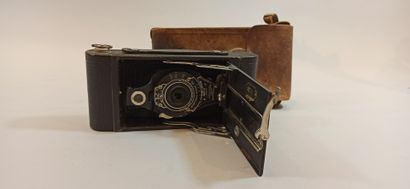 null Lot de deux appareils photographiques:

- 1 Vest Pocket Autographic Kodak n°A-127

-...