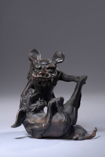 null JAPAN - 19th century

Bronze group with brown patina decorated with two shishi...