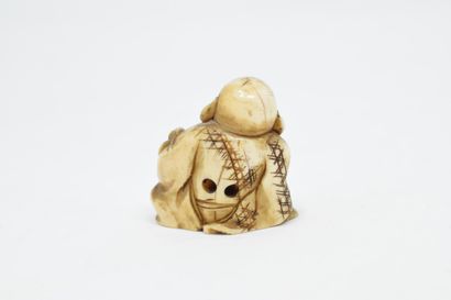 null JAPAN - 20th century

Ivory netsuke carved with a Buddha on a screen 

H. 2,5...