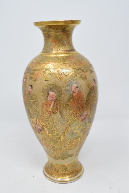 null JAPAN, Satzuma, Early 20th century

A Satzuma stoneware baluster vase decorated...