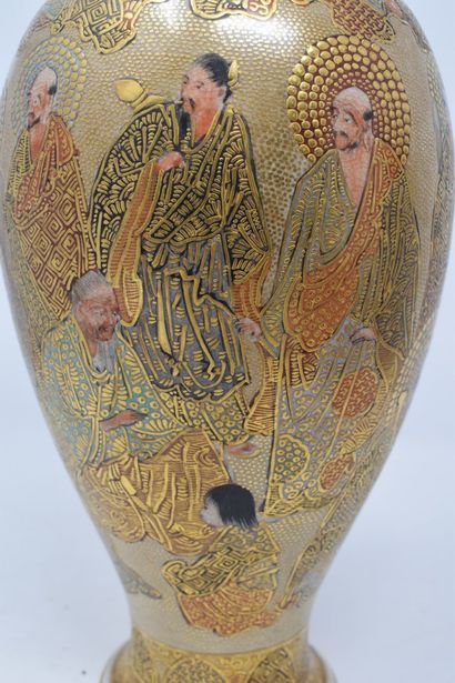 null JAPON, Satzuma, Début XXème siècle

Vase balustre en grès Satzuma à décor d'une...