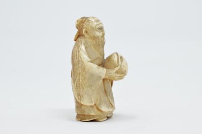 null JAPON - XXème siècle

Nestuke en ivoire sculpté d'un homme à la coloquinte 

H....