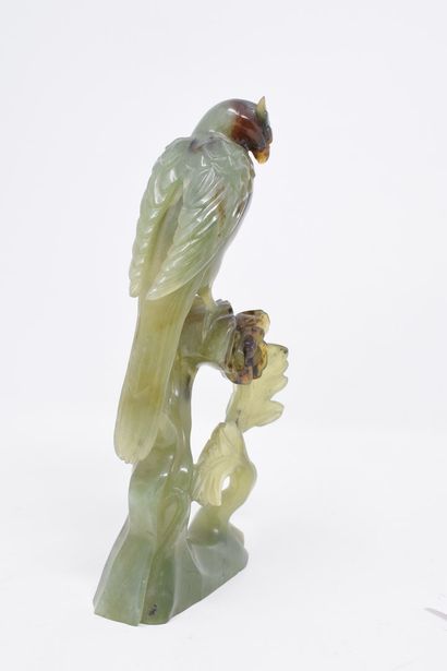 null CHINE XXe. 

Oiseau sur une branche fleurie en jadéite 

H. 19 cm