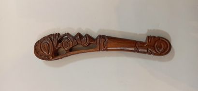 null Lot:

- English truncheon, wear and tear 

Length: 27 cm

- Modern Fiji baton,...