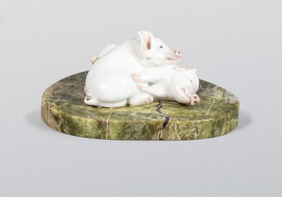 null POLYCHROME PORCELAIN PAPERWEIGHT. 

Decorated with two elongated pigs in relief...