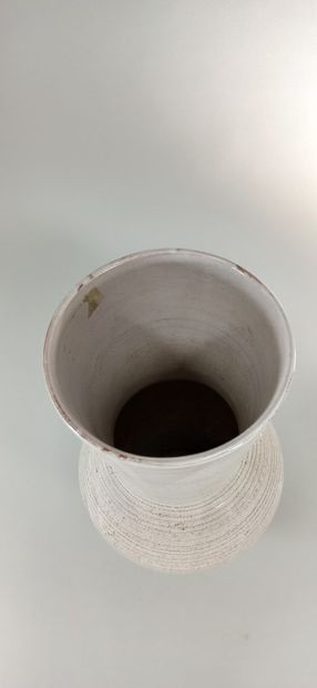 null GRANDJEAN-JOURDAN (20th century)

Large beige vase.

Vallauris clay, handwritten...