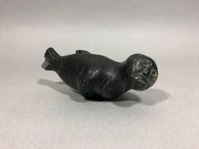 null Seal in basalt stone INUIT, 20th century, Alaska

small missing tail

Length...