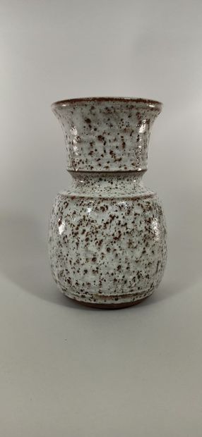 null GRANET (20th century)

Lot of two pieces :

- Vase - Pique-fleurs.

Vallauris...