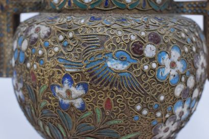  China 20th century 
Covered copper pot with floral decoration in cloisonné enamels,...