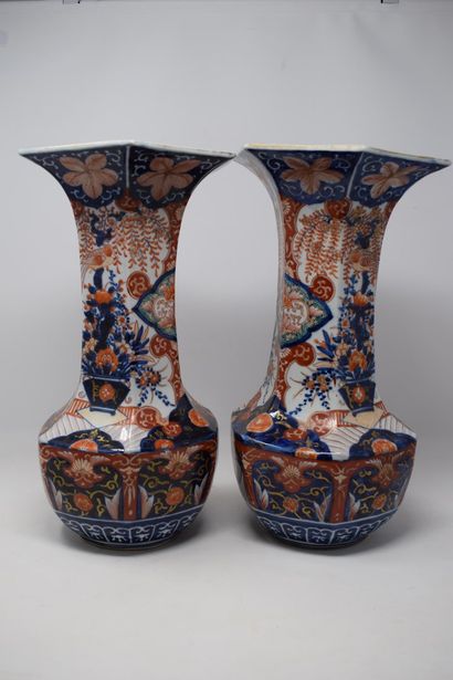 null IMARI

Lot d'objets comprenant une paire de vases de forme octogonale et 1 vase...