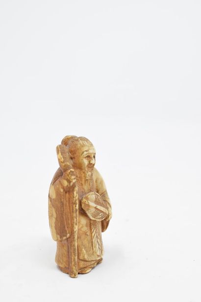 null JAPAN - 20th century

Ivory netsuke carved with a man with a screen and a stick

H....