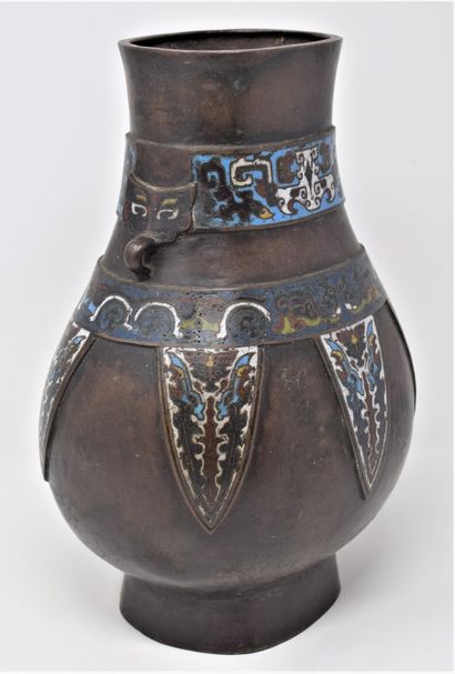 null CHINE - XIXeme siècle

Vase de forme Hu en bronze et émaux cloisonnés. 

Marques...