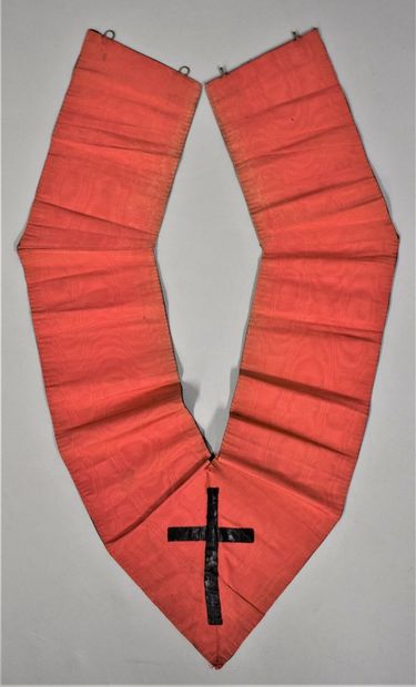 null Camail chevalier Rose Croix.

XIXe siècle.

H. : 53 cm