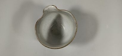 null PIGOTT Gwyn Hanssen (1935-2013)

Stoneware bowl with white/grey glazed spout....