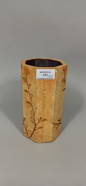 null LEDUC Raymonde (née en 1929)

Lot de quatre vases à décor de feuilles.

Grès,...