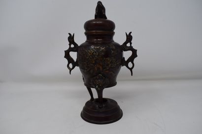 CHINA - Late 19th/early 20th century. 
Bronze...