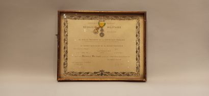 null 4 brevets de la Médaille Militaire remis: à un gardien de batterie au parc d'artillerie...