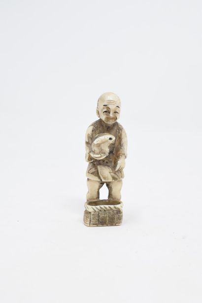 null JAPON - XXème siècle

Netsuke en ivoire sculpté d'un homme au lapin 

H. 5 ...