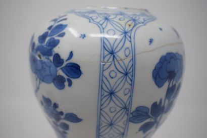 null CHINE - Vers 1900.

Vase en porcelaine de forme meiping, à décor blanc bleu...